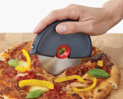 Cutit Pizza Gri/Rosu - JosephJoseph