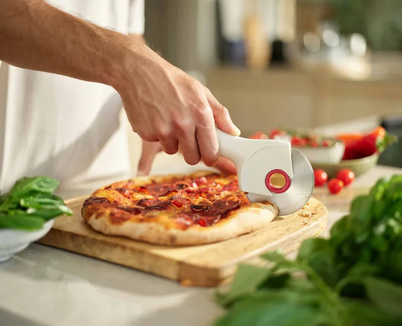 Cutit Pizza Gri/Rosu - JosephJoseph - Image 1