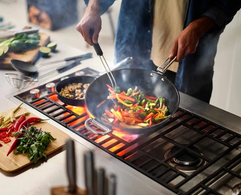 Wok Space 32cm - JosephJoseph - Image 1