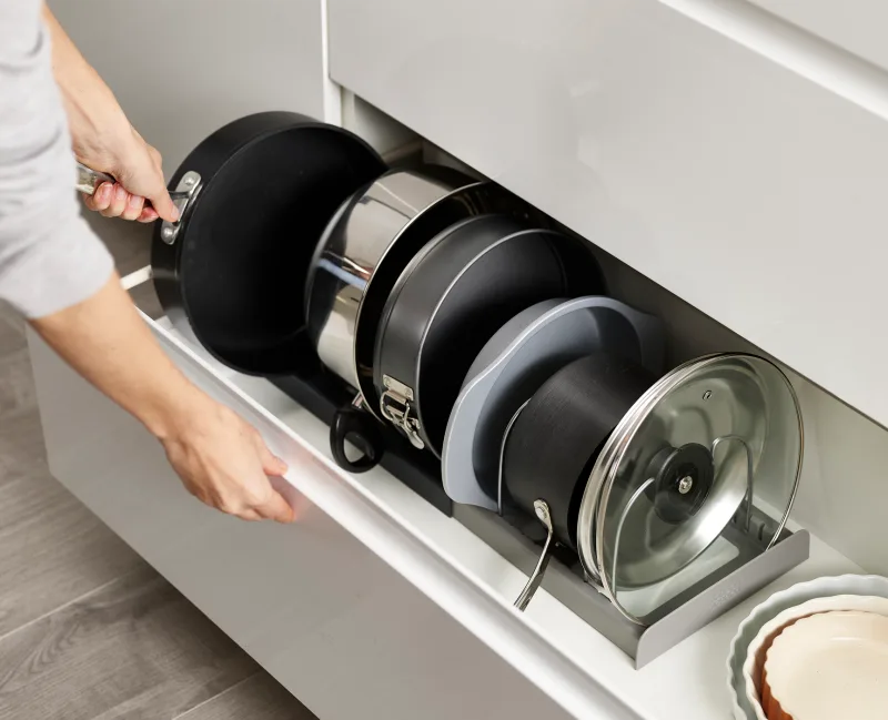 Organizator Extensibil pentru Oale si capace Gri - JosephJoseph - Image 2