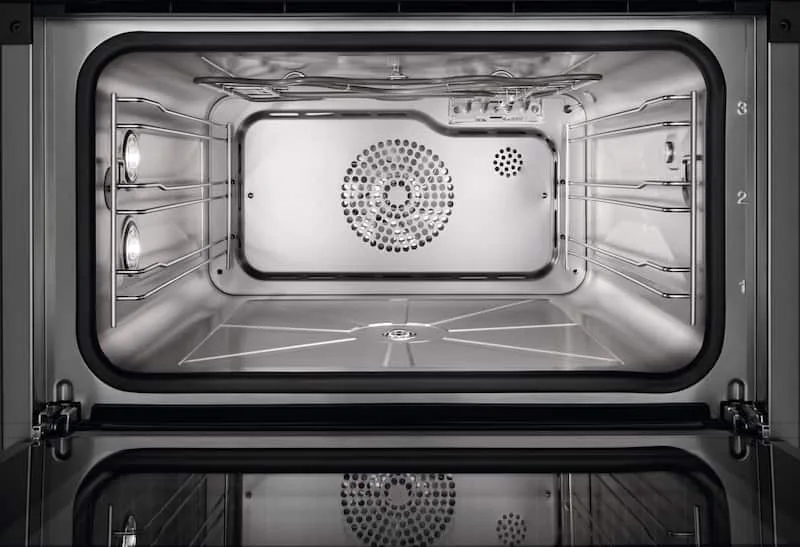 Incinta cuptorului din inox cu PerfectClean