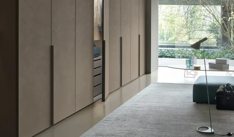 Dressing Liscia cu uși minimaliste și design elegant