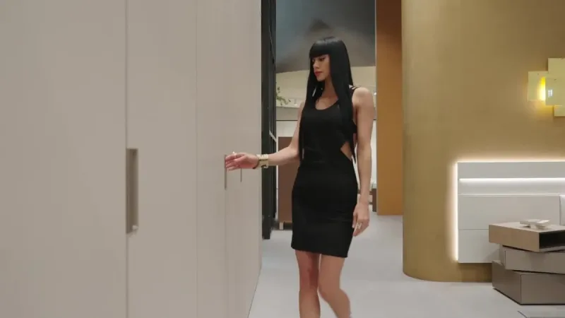 Dressing Liscia cu uși minimaliste și design elegant
