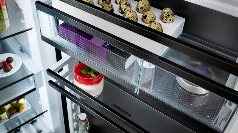 Suprafeţe de depozitare din uşă