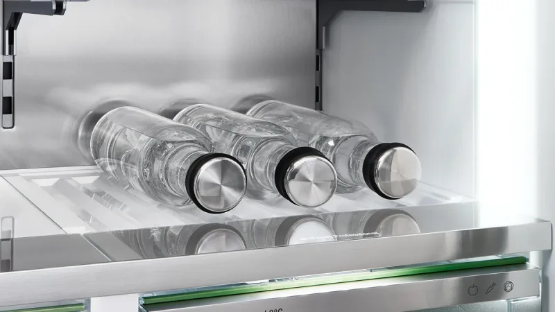 Dispozitivul de depozitare a sticlelor deasupra sertarului BioFresh