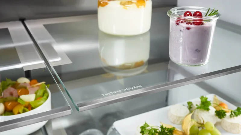 Plăci de sticlă cu profiluri decorative cu aspect de oțel inox