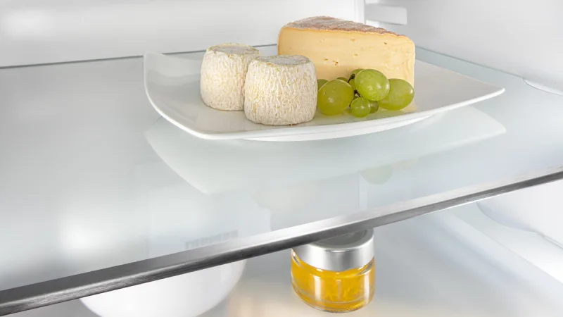 Plăci de sticlă satinate cu profiluri decorative din oțel inox