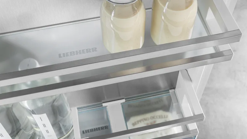 Suprafeţe de depozitare din uşă