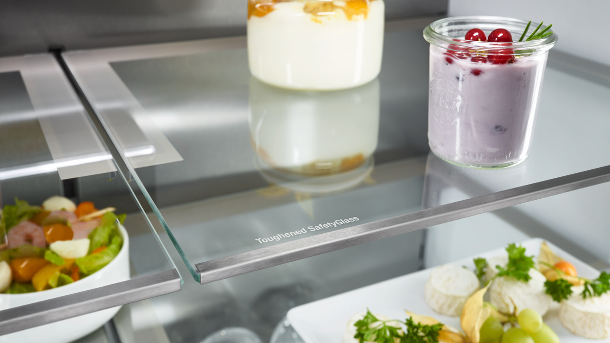 Plăci de sticlă cu profiluri decorative cu aspect de oțel inox