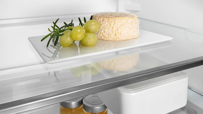 Plăci de sticlă cu profiluri decorative cu aspect de oțel inox