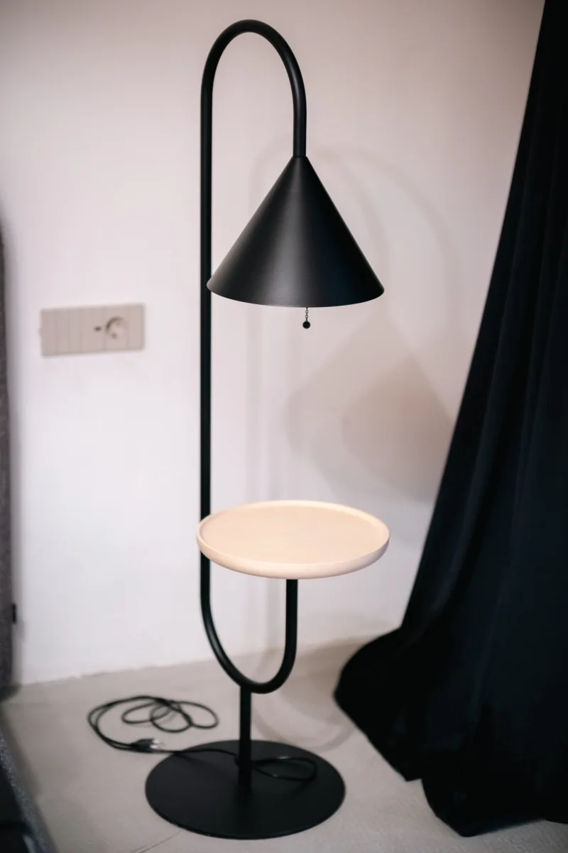 Corpul de iluminat Ozz cu masuta integrata - OUTLET - Image 2