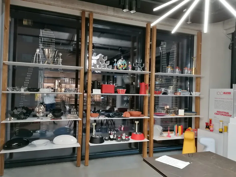 Rafuri cu structura de lemn si polite albe metalice - OUTLET - Image 1